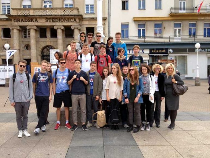 Studienfahrt in die Mainzer Partnerstadt Zagreb: Schüler des Rabanus-Maurus-Gymnasiums mit ihren Lehrerinnen Dorothee Brömmling-Lewe und Elisabeth Haas